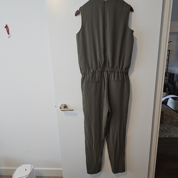 ✨Gu NWT V-Neck Olive Jumpsuit Size XL✨ - Picture 6 of 9